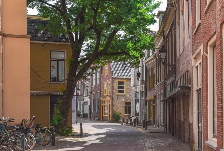 mooie oude straat met bakstenen huizen in Leeuwarden, Nederland