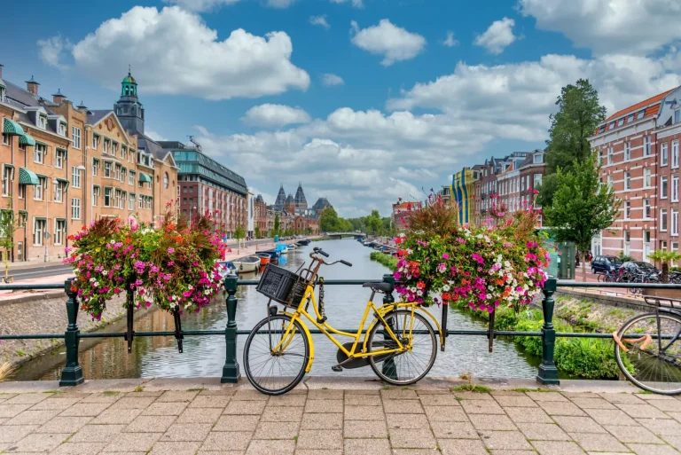 Fahrrad auf einer Brücke über einen Kanal in Amsterdam Niederlande mit blauem Himmel