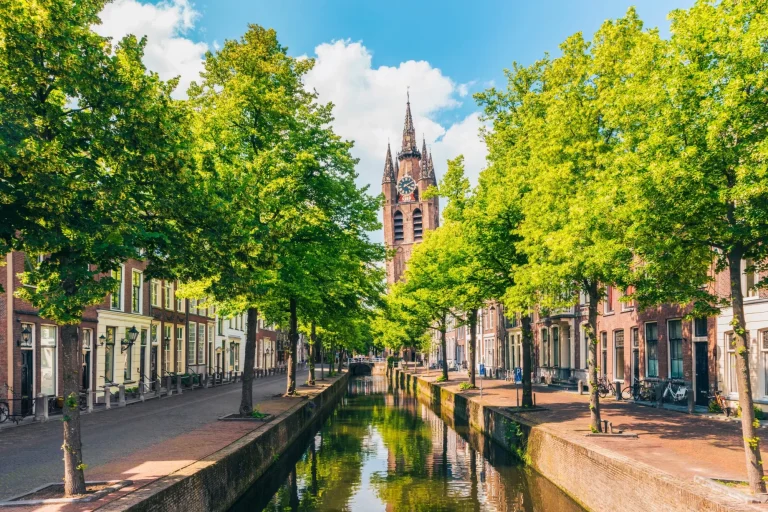Kanal mit schiefem Kirchturm in Delft (Niederlande)