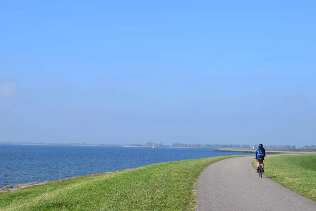 Typisch Nederlands beeld van fietsende mensen op de dijk